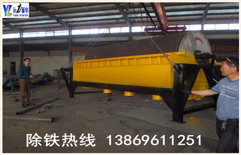 永磁筒式磁選機的分析和設(shè)計,永磁筒式磁選機是我公司專為中國磁性貧鐵礦設(shè)計的新型干選設(shè)備.此種設(shè)備特別適用于風化砂,沙螞蟻,火山巖等柔軟性的礦物.自2000年推出CTG干式磁選機以來,該產(chǎn)品廣泛應(yīng)用于山東,山西,河南,河北,陜西,甘肅,內(nèi)蒙古,遼寧,安徽,湖北,四川,貴州,西藏和新疆,為選礦客戶創(chuàng)造了相當大的經(jīng)濟效益,我們做的干選產(chǎn)品深得大多數(shù)用戶的信任和贊譽.