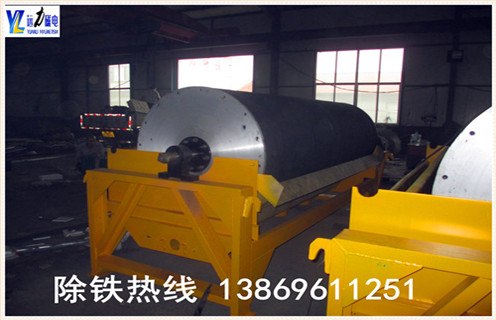 2.永磁筒式磁選機在使用過程中的注意事項 2.1.磁選機在開車前應注意檢查電源線路.傳動裝置.軸承的潤滑系統(tǒng)和設(shè)備周圍情況,確認正常無障礙物后方能開車; 2.2.設(shè)備的開車應按一定的順序進行.一般來說開車按工藝過程從后往前開,停車則相反; 2.3.開車時,先打開設(shè)備各部水管,排礦口開始應小些,然后給礦,并逐步調(diào)整到正常操作; 2.4.干式磁選機設(shè)備全部停車時,應先與水泵管理人員聯(lián)系,然后停止給礦,再逐漸關(guān)閉水門和排礦口;若不逐漸關(guān)閉水門,則可能造成水泵崩壞.局部停車亦應事先聯(lián)系,以便確定水泵開動臺數(shù);