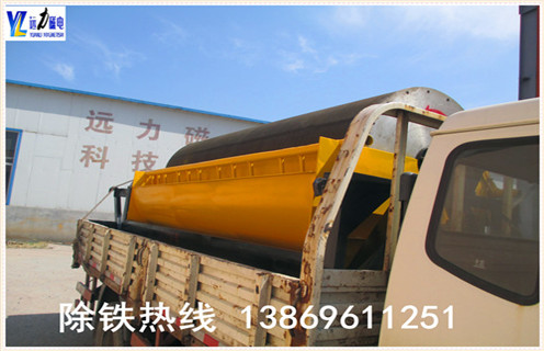 永磁筒式磁選機的磁包角角度多少合適,其實對于這個永磁筒式磁選機磁包角的問題,各個廠家的都不一樣,一般為45度左右,下面我們就詳細介紹下與磁包角相關(guān)的問題. 1.永磁筒式磁選機磁包角的磁系 1.1磁選機分離器工作區(qū)域的磁通密度的絕對值應(yīng)盡可能高; 1.2磁力的徑向分量盡可能大,切向分量盡可能地減小; 1.3確保磁場有足夠的深度作用; 1.4在上述條件下,多極可以改善濃縮物的磁系.