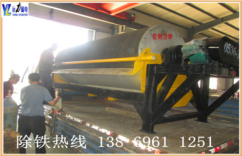 2.永磁筒式磁選機磁包角的磁系問題 2.1.永磁筒式磁選機磁系的高度: 永磁筒式磁選機的磁系統(tǒng)的高度對磁選機的磁極表面的平均磁場強度有影響.當(dāng)磁極組的橫截面積恒定時,磁極組的平均磁場強度隨著磁極組的高度的增加而增加.然而,當(dāng)磁極組的高度增加到一定值時,平均磁場強度的增加量減小. 2.2.永磁筒式磁選機的磁系寬度 磁系統(tǒng)的寬度是磁系統(tǒng)在氣缸軸向方向上的長度.磁場寬度不同,磁場強度在軸向上的變化也不同.當(dāng)磁系統(tǒng)寬度增加時,磁極上方的點的磁場強度增加,因為磁通泄漏減小.磁場越小,越接近磁場的邊緣,磁場強度越低,下降非常大,并且磁系統(tǒng)的寬度,在寬范圍的磁場中是均勻的.寬磁系統(tǒng)在氣缸軸向的磁場分布具有中間段兩端低的特性.這是因為磁通兩端的磁通量,這種特性和磁通量的存在,磁選機對礦口的設(shè)計和排料口寬度應(yīng)予以考慮.磁系統(tǒng)的寬度決定了礦石的寬度,從而確定了磁選機的處理能力.增加磁系統(tǒng)的寬度對于增加氣缸的長度是必要的,從而提高磁分離器的處理能力. 2.3.永磁筒式磁選機的磁系半徑 磁選機磁場的大小對磁選機單元管長度的處理能力有很大的影響.隨著磁場半徑的增加(即直徑增大),對相應(yīng)延長的工作區(qū)域的選擇在磁系統(tǒng)中可以設(shè)置更多的磁極,以提高濃縮物的味道和回收率有幫助.磁場半徑增加,不僅磁極的平均磁場強度增加,而且所選擇的工作區(qū)域的高度也增加.它們之間的關(guān)系是非線性的.磁場半徑在一定范圍內(nèi)增大,磁選機處理能力的增加明顯,繼續(xù)增加,增加不明顯. 2.4.永磁筒式磁選機磁系極數(shù) 磁系統(tǒng)的極數(shù)與其使用相關(guān).磁極數(shù)為5.