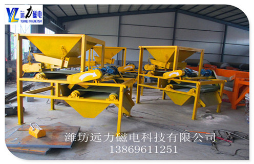 干式高磁場(chǎng)磁選機(jī)是如何做到高磁場(chǎng)的,磁場(chǎng)的強(qiáng)度對(duì)礦物加工的結(jié)果具有決定性的影響,而礦石類型有特殊用途的分類,特別是高磁場(chǎng)強(qiáng)度,要達(dá)到這種強(qiáng)度就采用堆疊方法. 1.干式高磁場(chǎng)磁選機(jī)的磁源 磁源通常使用的是弱磁,去磁速度較快的鐵氧體.磁場(chǎng)不夠高,所有的鐵礦石不能吸,導(dǎo)致磁選機(jī)運(yùn)行的礦井,磁選機(jī)的一般做法是:想實(shí)現(xiàn)相對(duì)較高的磁場(chǎng),他們使用多層堆疊的方法通常為4-5鐵氧體),只能吸收約65%的鐵,其余的不足以逃脫由于磁性,鐵氧體在使用約一年后退磁將退還約35%,更長(zhǎng)使用更強(qiáng)大的磁性回退,磁性進(jìn)一步減少浪費(fèi)造成的資源更多,運(yùn)行我更多.