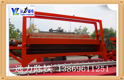 1.1.錳礦濕式磁選機(jī)圓筒轉(zhuǎn)速: 轉(zhuǎn)速的轉(zhuǎn)速,這樣的設(shè)計(jì)直接決定了礦物顆粒所受到的離心力的大小.旋轉(zhuǎn)速度增加,通過(guò)磁場(chǎng)吸引力,即使其中的小塊礦物顆粒被甩入尾礦,精品礦物的品位也得到提升,但對(duì)鐵回收有一些不是特別全面的影響.應(yīng)該特別注意濃縮物的質(zhì)量和處理量,所以濕式磁選機(jī)的滾筒的轉(zhuǎn)速應(yīng)當(dāng)適當(dāng)?shù)馗淖? 1.2.錳礦濕式磁選機(jī)磁偏角: 磁偏角的大小,決定了分選區(qū)域的大小.礦物物料隨著磁偏角的增大,分選面積變小,分選時(shí)間縮短,濃縮品級(jí)別提高,對(duì)其它方面的影響相對(duì)較小,可以獲得滿意的結(jié)果.公司的濕式濕式磁選機(jī)磁性系統(tǒng)非常完善,磁路合理,磁偏角可根據(jù)不同礦石特性要求,可在5°-25°范圍內(nèi)調(diào)整. 1.3.錳礦濕式磁選機(jī)工作間隙: 工作間隙為氣缸和罐體之間的掃掠區(qū)域底部,用于最小漿料通過(guò)截面.其尺寸決定了濕式磁選機(jī)的容量,間隙越大,體積越大,但尾渣損失越多;相反,加工量小,影響生產(chǎn),根據(jù)不同情況,間隙一般為35-60mm. 1.4.錳礦濕式磁選機(jī)在間隙處: 在集中器處的間隙,根據(jù)生產(chǎn)能力確定.太小影響礦石的排放,而尾礦等級(jí)也增加,降低了加工能力;根據(jù)濃縮物的大小,間隙為15-25mm,一般取20mm. 錳礦濕式磁選機(jī)廠家提醒用戶不僅要考慮質(zhì)量,性能和價(jià)格因素,還要考慮廠家的售后服務(wù),良好的售后服務(wù)為客戶減少不必要的麻煩數(shù)量.濰坊遠(yuǎn)力磁電始終堅(jiān)持“客戶至上”的態(tài)度,執(zhí)行高標(biāo)準(zhǔn),高品質(zhì)的服務(wù)態(tài)度,定期對(duì)客戶滿意度進(jìn)行調(diào)查,并嚴(yán)格監(jiān)督售后服務(wù)的質(zhì)量,以消除客戶的顧慮,購(gòu)買用戶完全沒(méi)有后顧之憂.