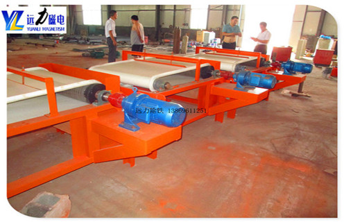 干式磁選機(jī)工作原理及參數(shù),遠(yuǎn)力磁電生產(chǎn)的干式磁選機(jī),所選擇的礦物主要是石英砂,石英砂其實(shí)是一種重要的非金屬礦物,主要是被石英石加工破碎.石英砂的一個重要應(yīng)用是作為陶瓷體和釉料原料使用,但往往含有赤鐵礦,褐鐵礦,黑云母等雜質(zhì).  　　1.干式磁選機(jī)的工作原理  　　石英砂干式高強(qiáng)磁磁選機(jī)可以去除一種鐵雜質(zhì),提高煅燒后石英砂的亮度,以及陶瓷制品的光澤度,從而提高產(chǎn)品的價(jià)值石英砂干式高強(qiáng)度磁選機(jī)使用帶式分選結(jié)構(gòu),在整個工作區(qū)從進(jìn)料到物料,由帶驅(qū)動的材料,物料可以進(jìn)行多次磁力攪拌,同時(shí)起到水沖洗的作用,去除磁性尾礦,帶有磁性將礦物輸送到選板機(jī)的退磁區(qū),使得具有磁性的礦物通過退磁裝置去除,完成修整過程,機(jī)器功率小,處理量大,磁場強(qiáng)度高,實(shí)現(xiàn)質(zhì)量好,可以獲得更大的效益.