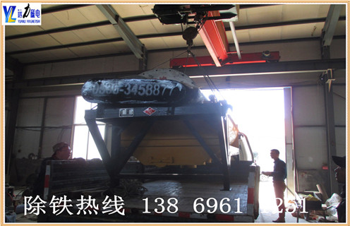 為什么普通型干式磁選機的跑尾情況比較高,濰坊遠力磁電生產(chǎn)的干式磁選機具有磁系設計結(jié)構(gòu)先進.整機重量輕.運轉(zhuǎn)快速可靠.而且維修方便.干式磁選機非常適用于干旱缺水地區(qū), 這樣不僅能夠節(jié)省水資源,而且能夠為客戶降低選礦成本,為超貧磁鐵礦開采和利用開辟了一條新途徑.?