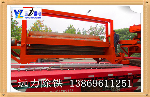 3.濕式永磁磁選機(jī)的三種卸料形式 濕磁場(chǎng)永磁筒式式分離器根據(jù)不同形狀的槽可分為順流,逆流和半逆流三種.它們的結(jié)構(gòu)不同的主要區(qū)別在于罐的形狀,此外,與逆流底部的半逆流噴射管,下游,逆流是沒有水管.順流磁性產(chǎn)品的流動(dòng)方向與漿料的流動(dòng)方向相同(因此是順流型),并且逆流型磁性產(chǎn)品的運(yùn)動(dòng)方向與漿料流動(dòng)的方向相反逆流式)和底部的漿料流動(dòng)方向相同,上部的漿料流動(dòng)方向相反,這種磁力分離罐的流動(dòng)較少.