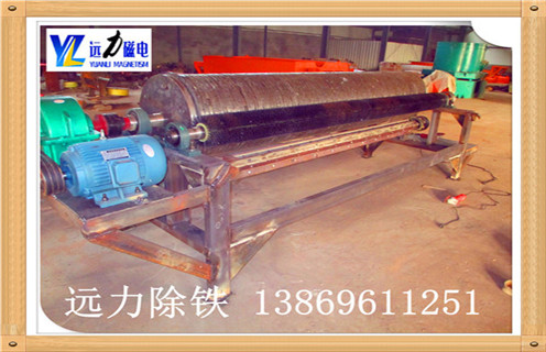 滾筒是永磁磁選機(jī)的核心部分,是影響磁選設(shè)備高效分選的重要指標(biāo),滾筒主要包括筒體.磁系.軸承,針對我公司的磁選設(shè)備滾筒的詳細(xì)分析,遠(yuǎn)力磁電小編溫馨提示如下: 1.永磁磁選機(jī)材質(zhì): 皮為5mm厚優(yōu)質(zhì)不銹鋼板(1Cr18Ni9Ti),外包5mm厚高耐磨硫化橡膠,采用在硫化罐內(nèi)直接硫化工藝制作,粘結(jié)強(qiáng)度高,使用過程中不會出現(xiàn)大塊脫落現(xiàn)象,使用壽命3年以上.端蓋為離心鑄造鋁合金,材質(zhì)密實,無砂眼.氣孔缺陷. 2.永磁磁選機(jī)制作工藝: 筒皮與法蘭焊接后采用整體加工工藝,保證了筒體的平行變和重直變,對行長軸承壽命有了可靠保障.端蓋與法蘭間采用密封墊加密封膠工藝,確保筒體不進(jìn)水,大大長磁系的使用壽命. 3.永磁磁選機(jī)磁系的材料選擇: 磁性材料全部采用國內(nèi)知名廠家生產(chǎn)的高性能.高矯頑力.高剩磁的Y30BH鐵氧體和N40H釹鐵硼材料,保證磁系8年內(nèi)退磁不超過5%.