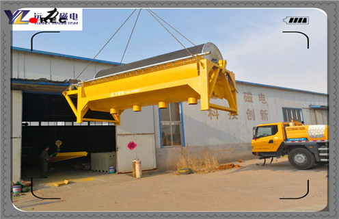 　　干式永磁高梯度磁選機，該機有內(nèi)外兩個永磁磁系，兩磁系之間的分選間隙可以調(diào)節(jié)。工作時，經(jīng)過葉輪分散的干燥物料隨葉輪風(fēng)力帶人磁選機的分選空間，非磁性物隨自身的軌跡拋落出去，磁性物吸附于鋼板網(wǎng)介質(zhì)上，隨介質(zhì)轉(zhuǎn)動離開分選空間并在磁介質(zhì)的振動下脫落。機械振動能提高物料分選精度，筒式可以避免物料的機械夾雜。該機用于鉀長石除鐵時。給料粒度為-0.045mm，經(jīng)分選后含F(xiàn)e2O3含量從0.27%降至0.18%，除鐵效果明顯。  　　一、干式永磁高梯度磁選機磁化系數(shù)  　　1、礦粒物理性質(zhì)(礦粒大小、比磁化系數(shù))已定的情況下，取決于礦粒所在位置的磁場梯度。磁場梯度簡單說是表征磁場均勻度的物理量，梯度越高磁場變化越劇烈，礦粒兩端所受背景場變化越大。  　　2、從而使得礦粒兩端的感應(yīng)場差值就越大，貴州高梯度磁選機，貴州高梯度磁選機，貴州高梯度磁選機，礦粒所受的磁場力也就也大。  　　3、這就是為什么現(xiàn)在市面上設(shè)備動不動就說是高梯度磁選機的原因。以上有點類似于電傷人是電壓傷人還是電流傷人的問題。所以能否構(gòu)建高梯度磁場才是決定強磁除鐵器“成敗”的關(guān)鍵所在!